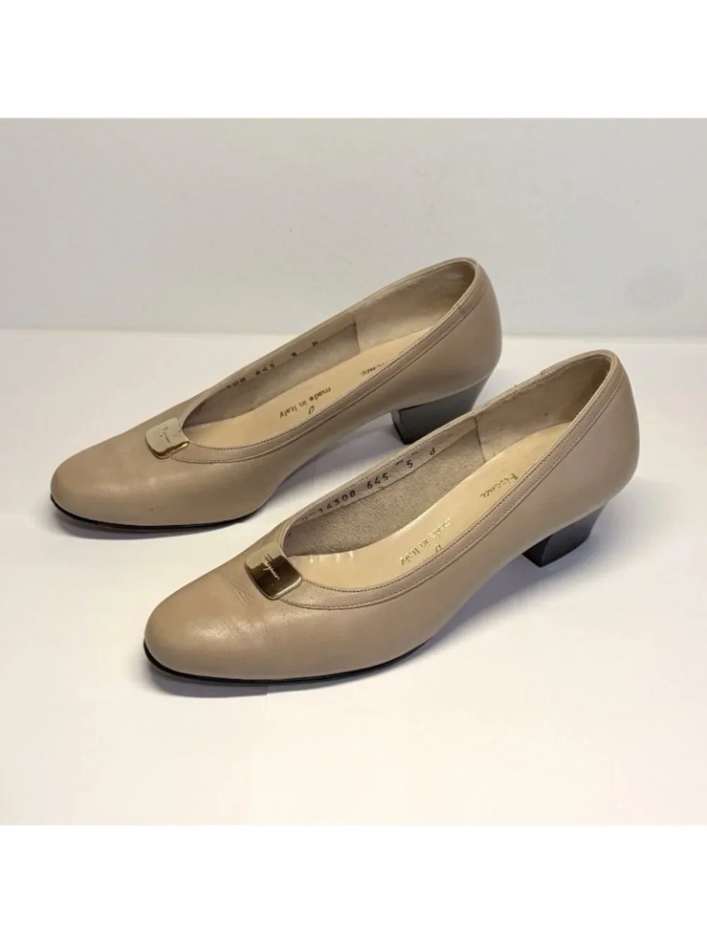 Salvatore Ferragamo Boutique Beige Leather Pumps Size 5B Low Heels - Picture 4 of 14